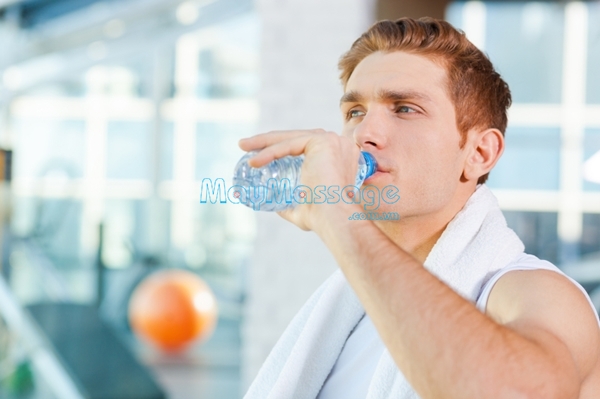 Uống nhiều nước và nghỉ ngơi sẽ giúp giảm bị đau cột sống lưng dưới hiệu quả 