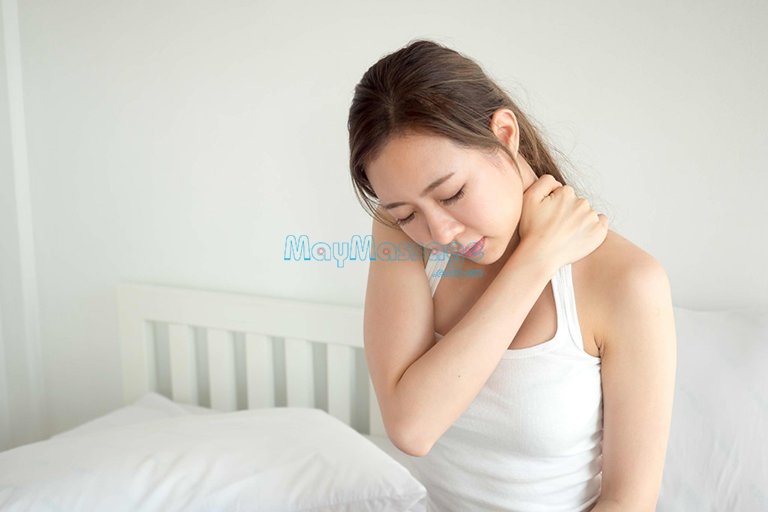 Bị đau cứng cổ thường xuất hiện đột ngột vào buổi sáng khi thức dậy