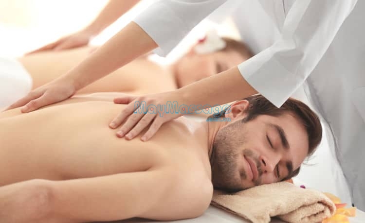 Xoa bóp massage là cách trị đau lưng dưới gần mông cho nam giới