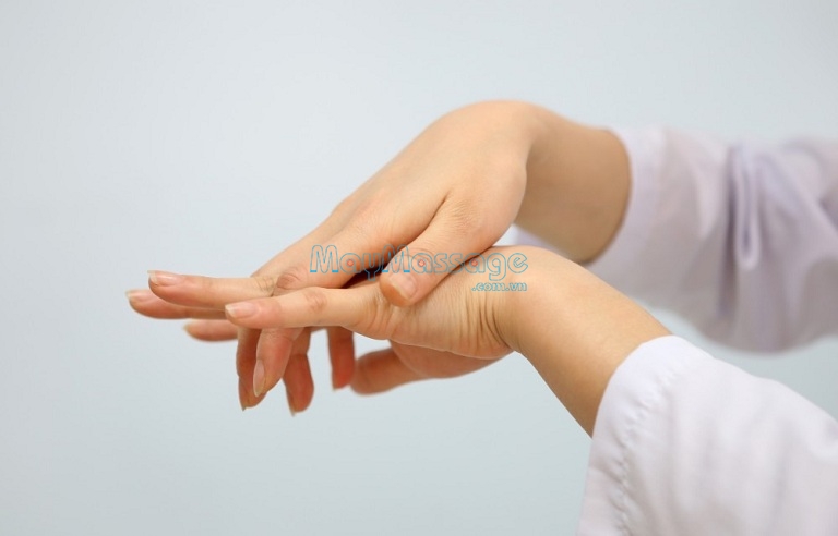 Massage tay thường xuyên sẽ giúp giảm triệu chứng bị tê tay khi ngủ