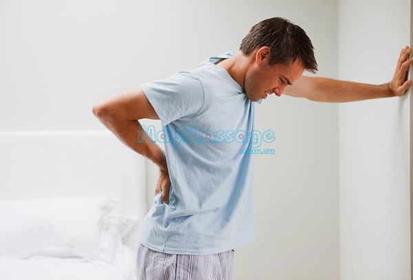 Trẹo lưng là nguy cơ tiềm ẩn gây đau lưng trầm trọng 
