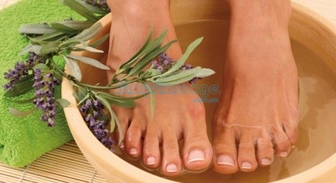 Ngâm chân với nước ấm giúp giảm đau chân khi đứng nhiều