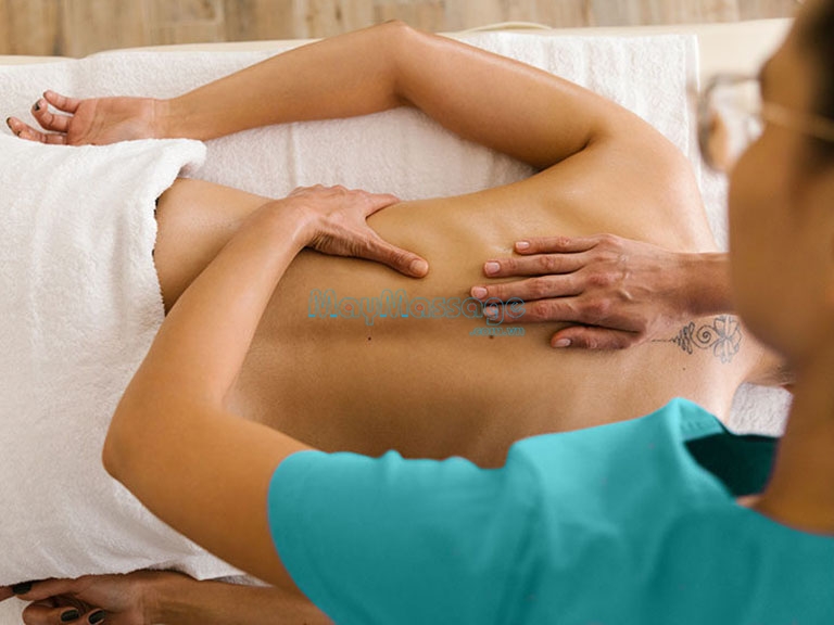 Cách massage giảm đau lưng đó là massage theo các bước cơ bản 