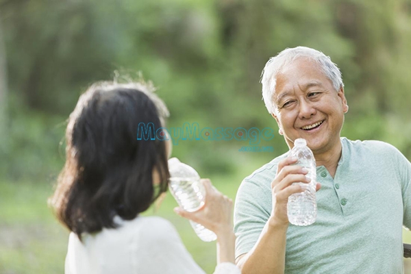 Chân sưng phù ở người già phòng ngừa bằng cách uống nhiều nước 