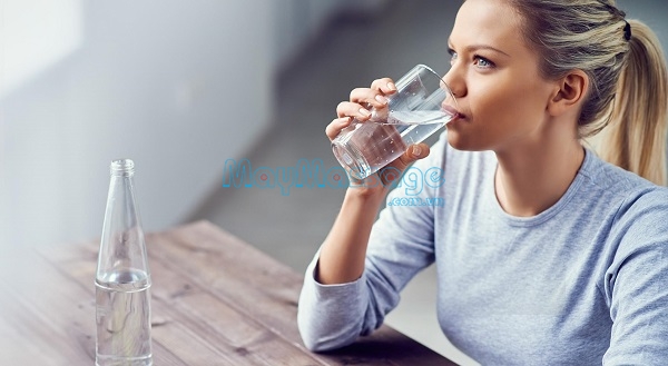 Uống nước nhiều hằng ngày là cách khắc phục chống lão hoá da