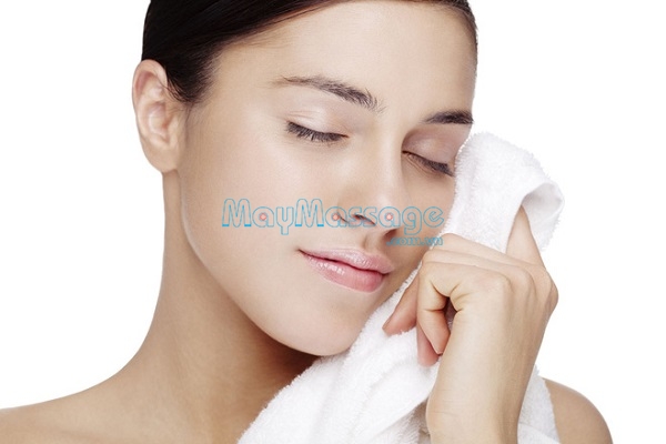 Đắp khăn ướt lên mặt giúp làn mềm da và se khít lỗ chân lông