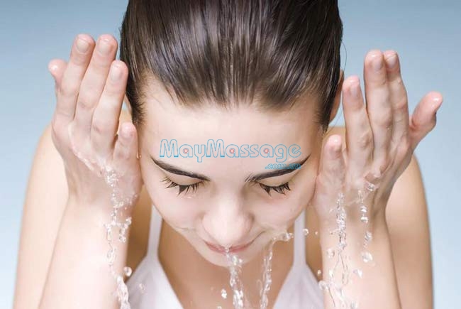 Đắp mặt nạ xong rửa sạch mặt lại với nước giúp làm sạch sâu