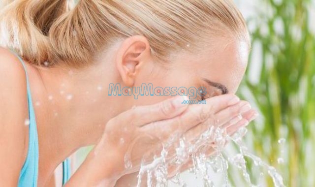Đắp mặt nạ xong rửa sạch mặt lại với nước sạch tránh gây bí da 