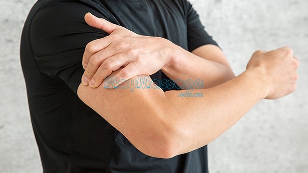 Xoa bóp vùng bắp tay nhẹ nhàng giúp giảm đau bắp tay hiệu quả 