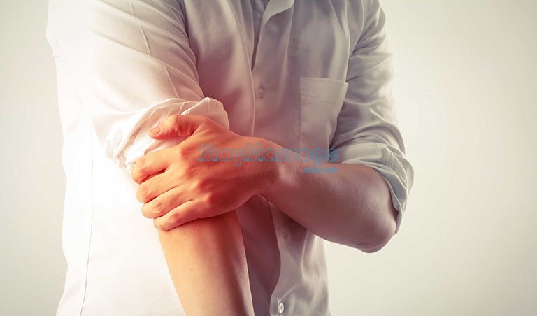Đau khớp cánh tay thường sẽ có dấu hiệu là đỏ và sưng tấy trên cánh tay
