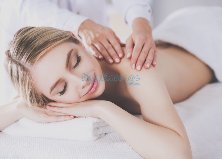 Massage xoa bóp giúp giải tỏa căng thẳng giảm đau khớp vai