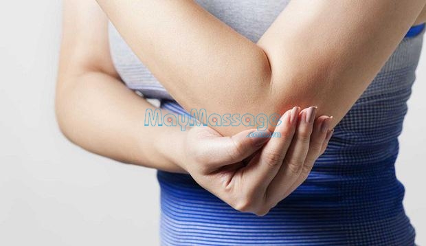 Đau nhức xương cánh tay trái thường có dấu hiệu sưng, cứng và đỏ 