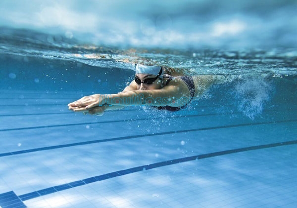 Bơi lội sẽ giúp máu lưu thông và điều trị suy giãn tĩnh mạch chi dưới