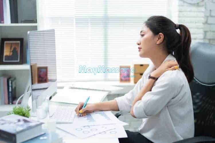 Hiện tượng đau vai gáy của dân văn phòng là do ngồi trên máy tính nhiều