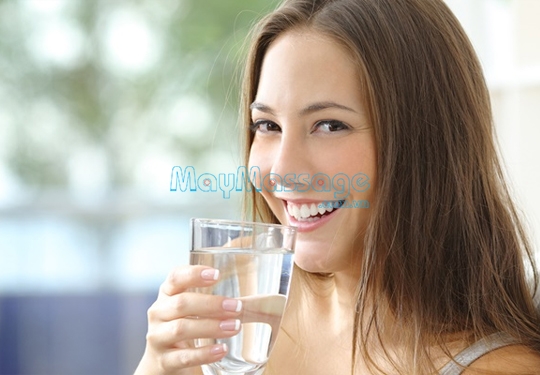Uống đủ nước là cách giúp cải thiện hiện tượng đau vai gáy trái