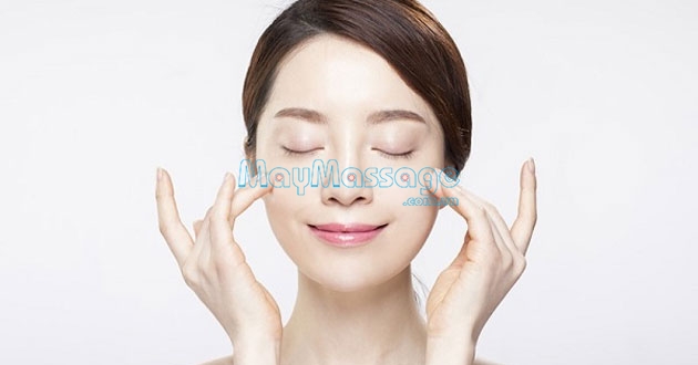Khởi động massage mặt từ dưới lên giúp chống lão hoá da 
