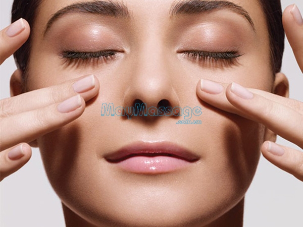 Massage mặt chống lão hoá ở vùng mắt từ 5 đến 7 lần 