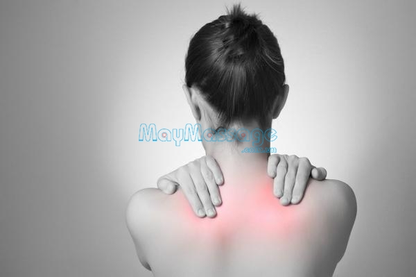 Người đau vai gáy thường sẽ cảm thấy đau nhói và rất khó cử động vai 