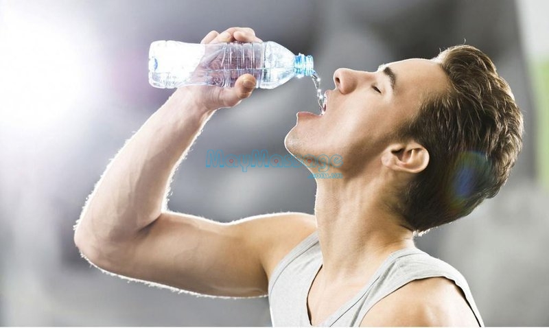 Uống nhiều nước trước khi tập luyện là cách phòng ngừa đau cơ