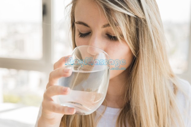 Tập cơ bụng với dụng cụ nên kết hợp uống nước để không kiệt sức 