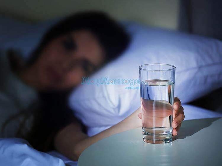 Uống nước và đi vệ sinh quá nhiều lần là yếu tố gây khó ngủ