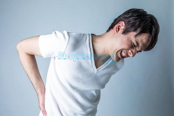 Người trẻ hay bị đau cột sống thắc lưng là do bị căng cơ lưng 