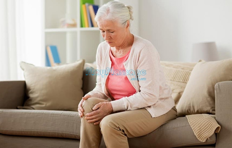 Đau khớp gối ở người già thường có biểu hiện tê chân và khớp bị cứng 