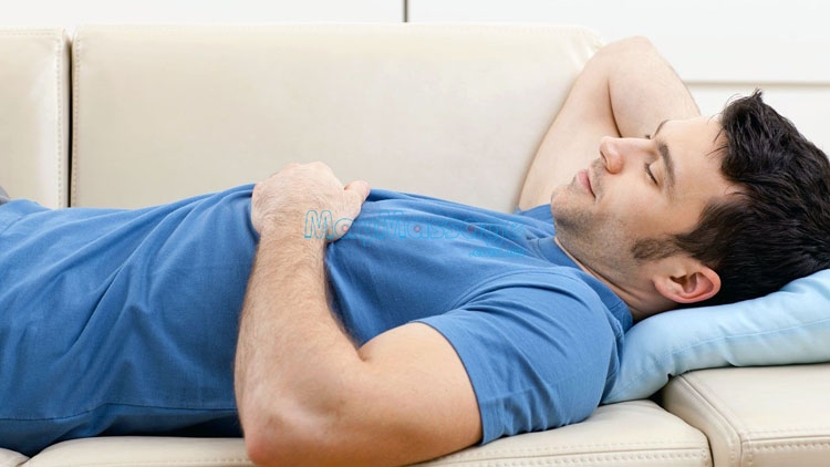 Nằm nghỉ ngơi tránh những hoạt động xoay giúp thư giãn giảm đau cổ vai gáy