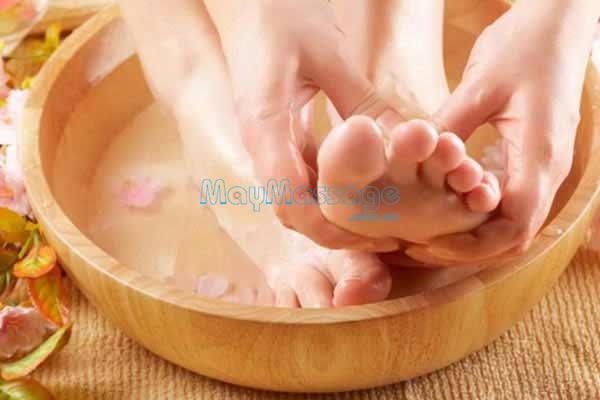 Ngâm chân nước gừng và muối mang lại những lợi ích đáng kể cho sức khỏe