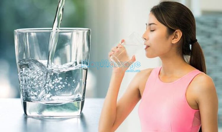 Uống nước có thể khắc phục được chứng đau bụng kinh nguyệt hiệu quả