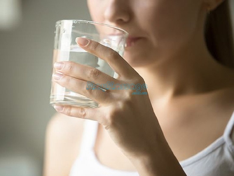 Uống nhiều nước trong ngày sẽ giúp khắc phục chứng đau cột sống lưng dưới
