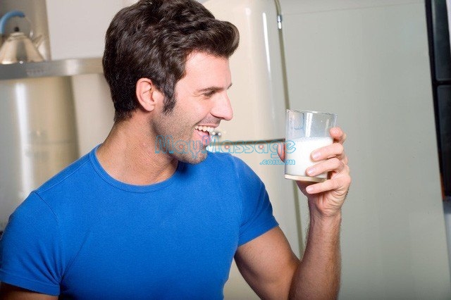Uống sữa trước khi ngủ có thể gây tăng cân và béo vùng bụng 